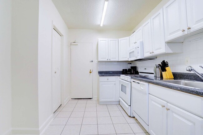 Building Photo - 1600 S Eads St