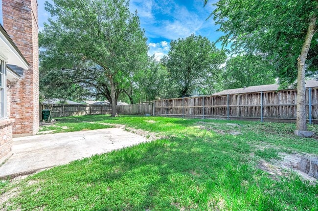 Building Photo - 9014 Landwood Dr