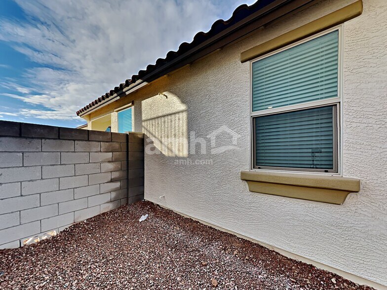 Building Photo - 881 S 150th Dr