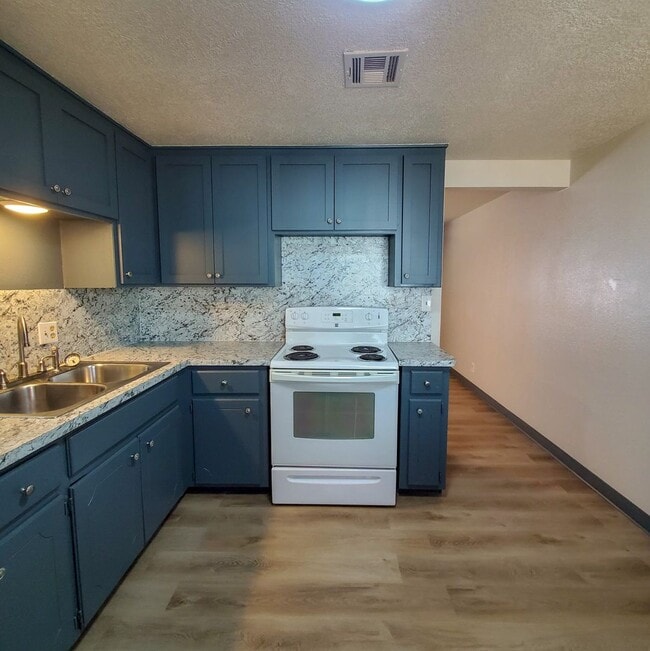 Building Photo - 642 N Beard Ave