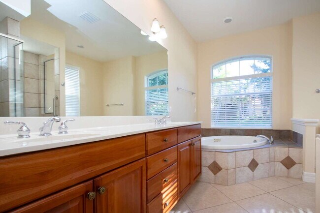 Building Photo - Rarely available executive home in The Ham...