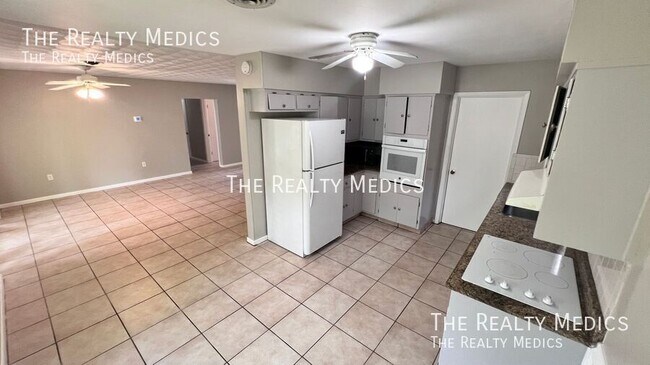 Building Photo - 904 Hall St