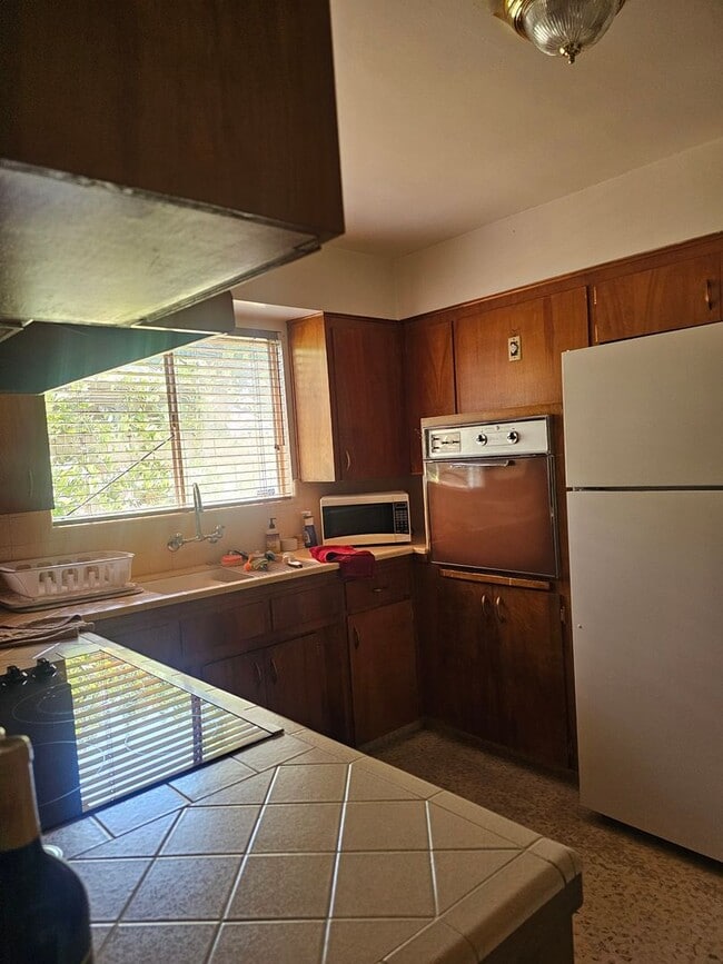 Building Photo - Cute partially furnished apartment with sm...