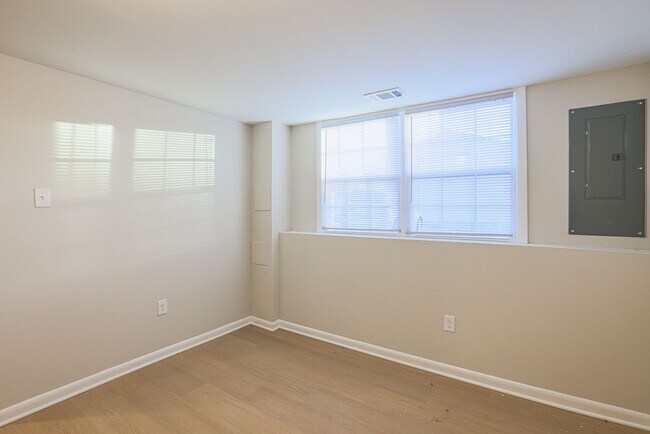 Building Photo - Rosedale 3BR 1/5 Bath now Available!!