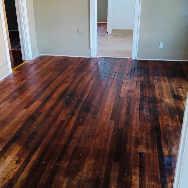 Building Photo - 1928 Gladstone St