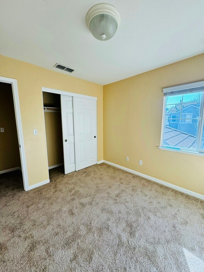 Building Photo - 127 W Invitar Ln