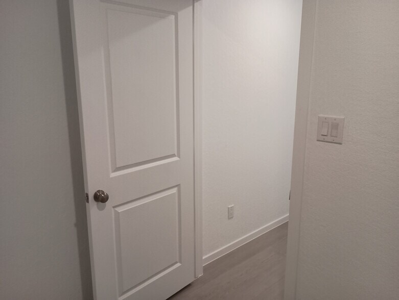 Building Photo - Room in House on Noir Ln