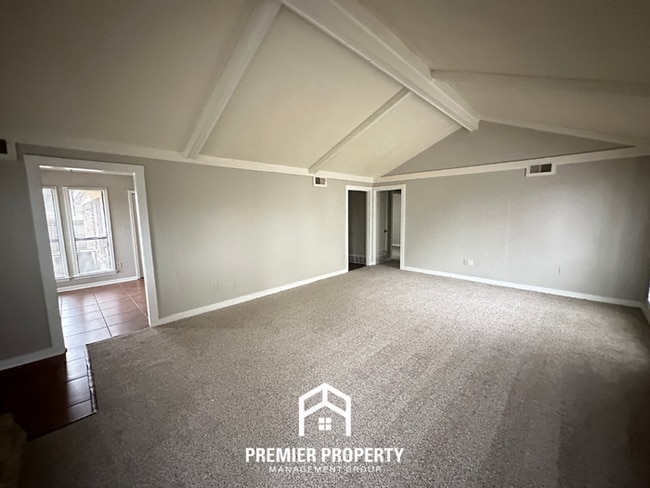 Building Photo - Spacious 3BR/2BA Memphis Home w/ Vaulted Ceilings, Fireplace & 2-Car Garage