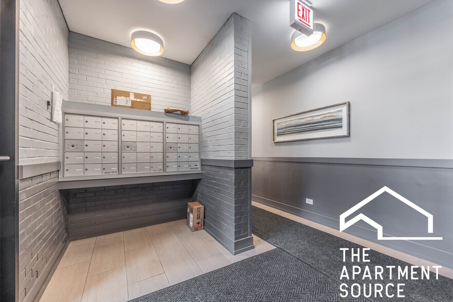 Building Photo - 1214 N La Salle Dr