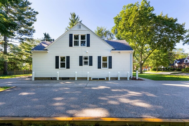 Building Photo - 172 Spartan Ave