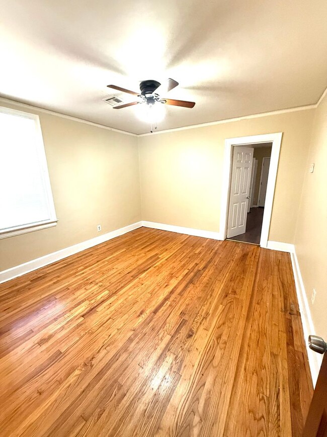 Building Photo - ** 3 bed 2 bath located in Capital Heights...