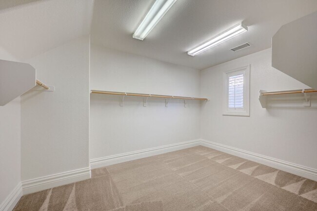 Building Photo - Stunning Rhodes Ranch Four Bedroom