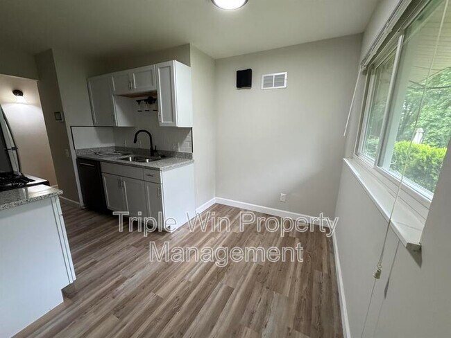 Building Photo - 10655 Hallwood Dr