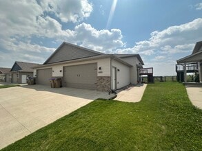 Building Photo - 4 Bedroom Townhome