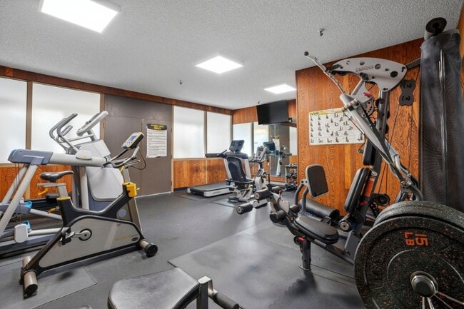 Building Photo - 525 Almer Rd