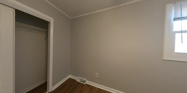 Building Photo - 517 Lois Ln