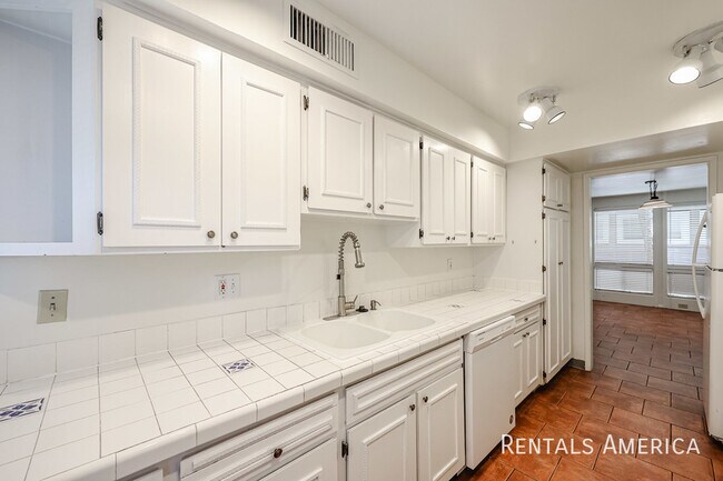 Building Photo - 4824 N Woodmere Fairway