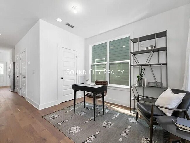 Building Photo - 806 Briar Cir