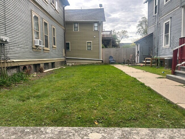 Building Photo - Large first floor two bedroom with bonus r...