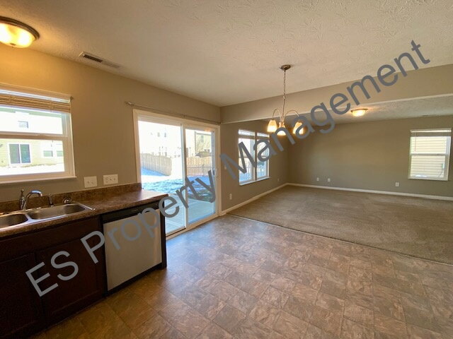 Building Photo - Beautiful 4 bedroom, 2.5 bathroom home in Ingalls- Prairie Hollow Community