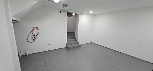 Building Photo - 15407 Kenton Ave