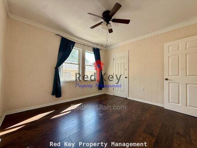 Building Photo - 100 W Single Family Home