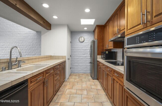 Building Photo - 3447 Skyline Blvd