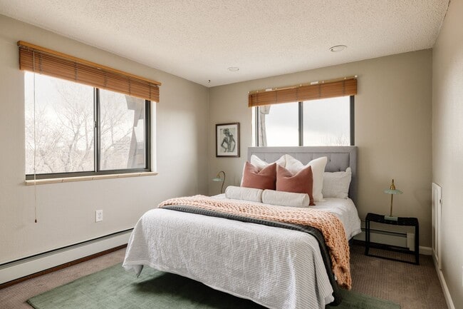 Building Photo - Top-Floor 2BA, 1BA Cap Hill Condo with Par...