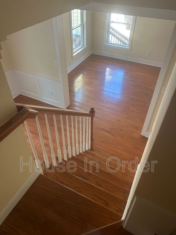 Building Photo - 129 Aurora Dr
