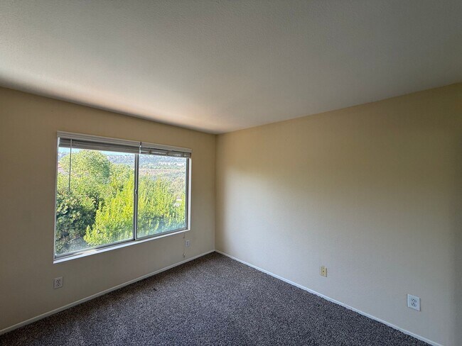 Building Photo - SD: Spacious 2BD/2.5BA Townhome in Sabre Springs with Private Backyard, 2-Car Garage & In-Unit La...