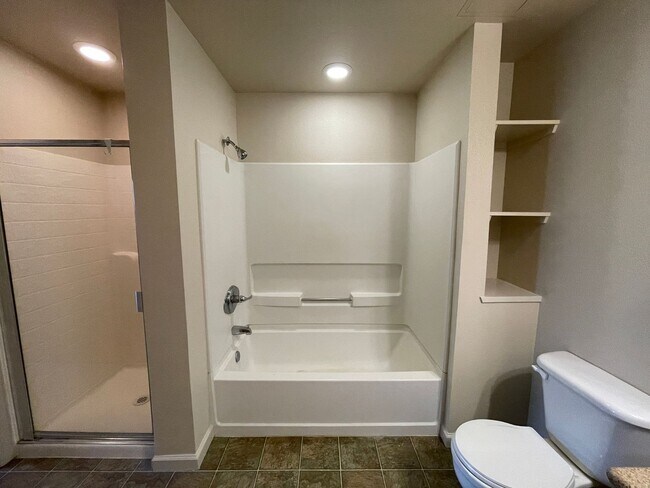 Building Photo - Lovely 1 Bedroom 1 Bath Condo in the Desir...