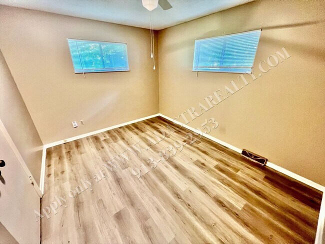 Building Photo - Spacious Shawnee Duplex-Available NOW!!