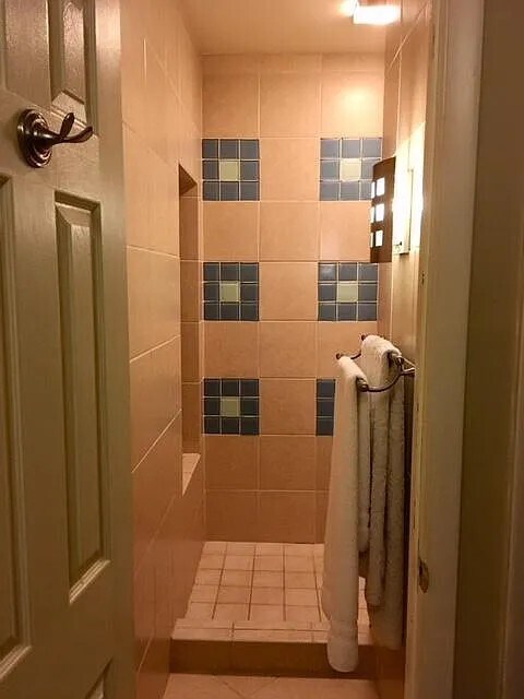 Walk-in shower - 1026 Paradrome St