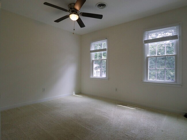 Building Photo - Spacious 4-Bedroom with Fenced Yard, Deck,...