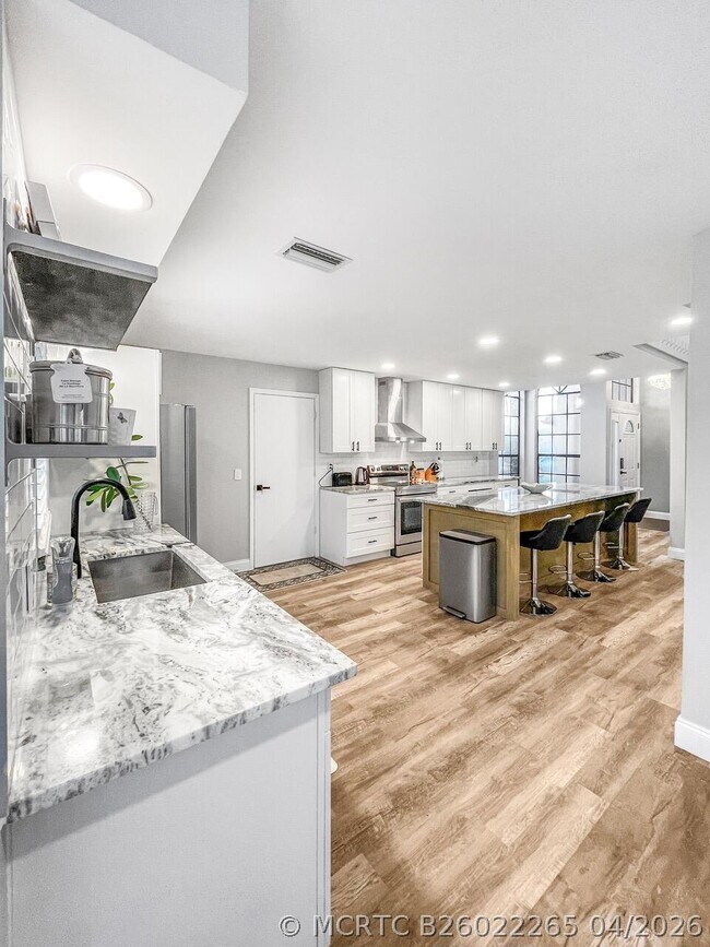 Building Photo - 12989 Meadowbreeze Dr