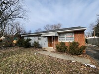 Building Photo - 3 Bed/1 Bath w/Detached Garage