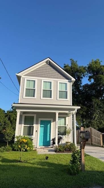 Building Photo - 2015 Hugo Ave