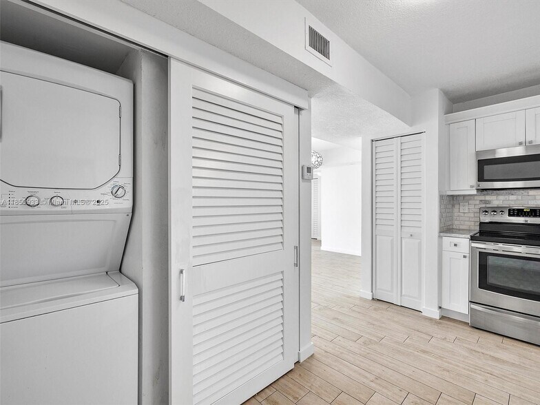 Building Photo - 9341 Collins Ave
