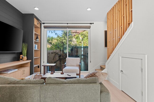 Building Photo - 5175 SE 28th Ave