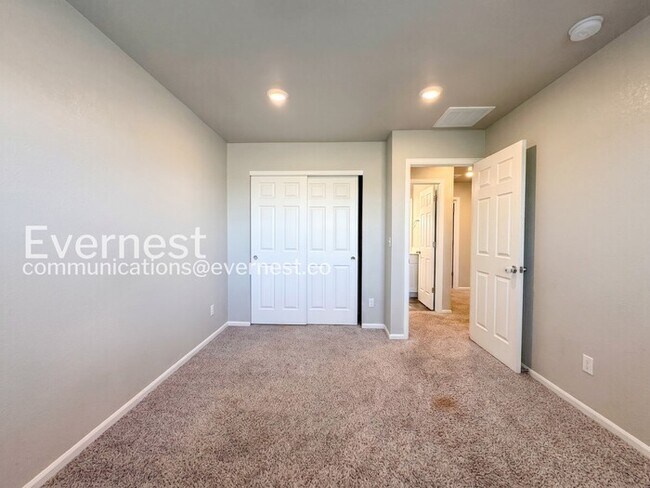 Building Photo - 3 Bed/2.5 Bath Townhome with Garage / Available Now!