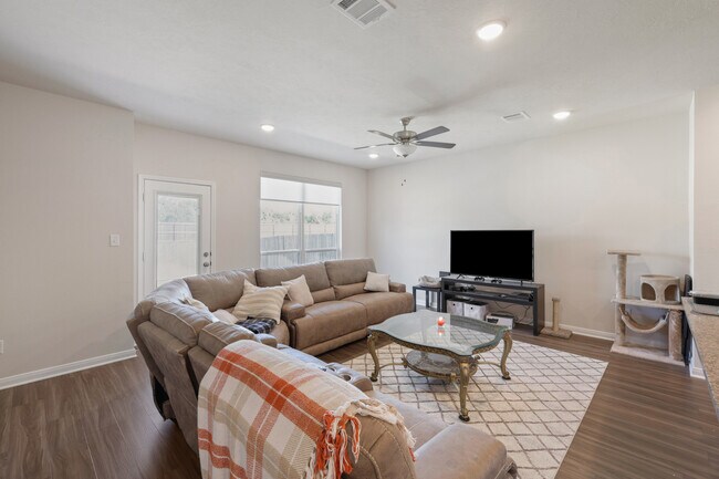 Building Photo - 1320 Kingsgate Dr