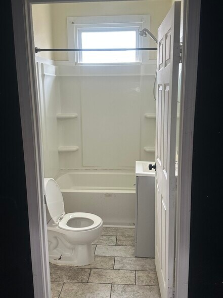 Building Photo - 1640 Poland Ave