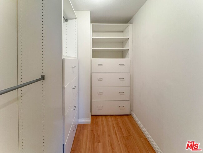 Building Photo - 1118 3rd St