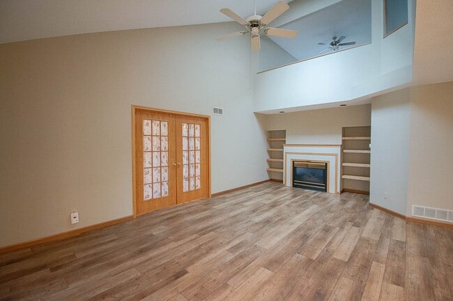 Building Photo - Bright Townhome with Fireplace & Nature Views