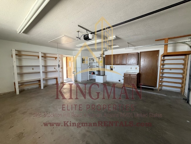 Building Photo - 3 Bedroom / 2 Bath Home with Courtyard Entry, Fireplace & Spacious Backyard