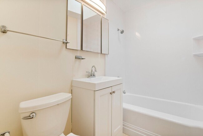 Building Photo - Large 3 Bedroom 2 Bathroom House in La Mesa!