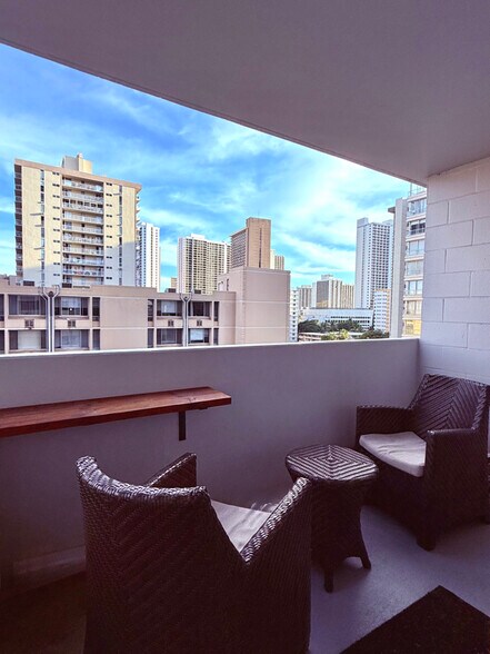 Building Photo - 2421 Ala Wai Blvd