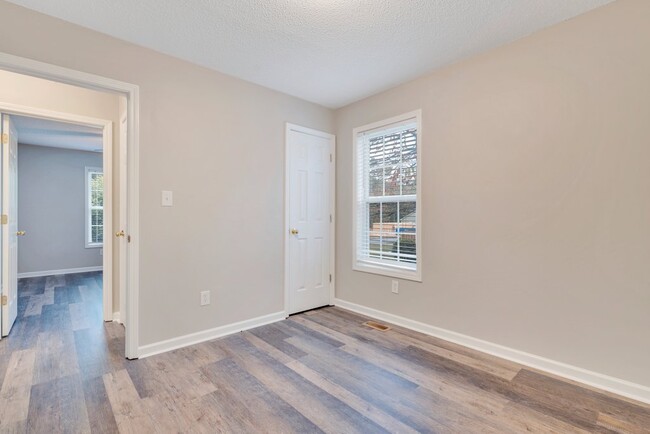 Building Photo - 2046 Samantha Dr