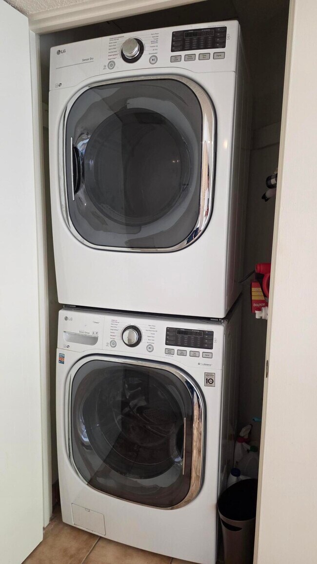 Building Photo - 1303 N Rose Ave