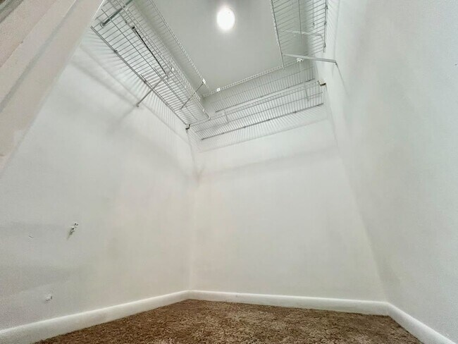 Building Photo - 19 Somers St